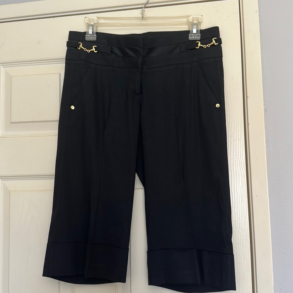 Bebe Size 6 Linen/Spandex 70/30 awesome tailored snug fit. Super Classy Capris